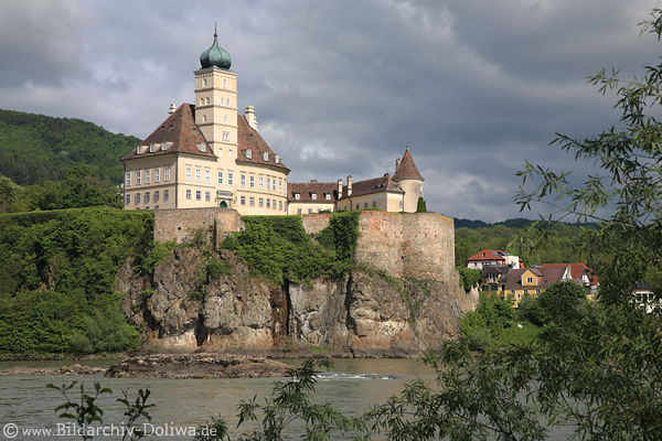 Schloss Schnbhel DonauBurg Festung auf Felsen ber Wasserufer Dorfhuser