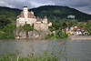 Schnbhel Donau-Schloss am Wasserufer Dorf mit Hotel unterm Berg