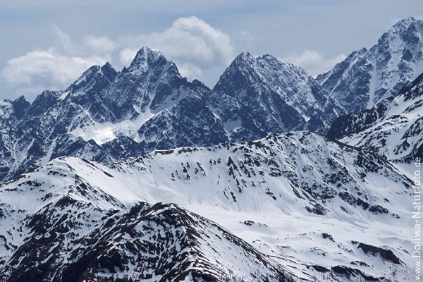 Bergspitzen der Alpengipfel Hohe Tauern mit Schnee Winterbild Naturfoto Zoom von Hochalpenstrae