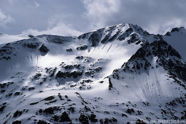 Schneeglitzer auf Bergflanken Lichteinfall Zoom von Hochalpenstrae durch Gipfelfelsen