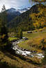 005934_Berglandschaft Naturfotos am Patscher Alm: Herbst am Bergbach Schwarzach, Almhtten unter Gipfel mit Schnee, grne Waldhnge