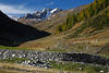 006013_Arvental Alpen Gipfel Berge Landschaft Foto Seebachalm Blick Steinmauer Khe Wanderweg