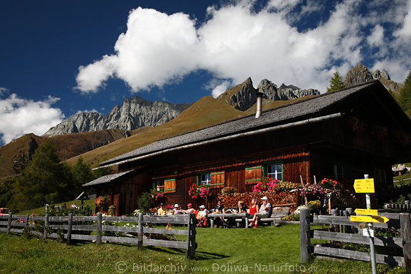 Gotschaunalm urige Holzhtte Urlauber sonnige Momente in Alpenlandschaft