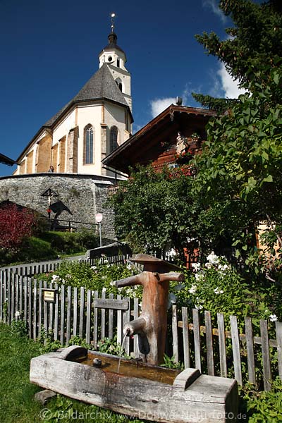 Trinkwasser vorm Holzhaus am Maria Schnee Wallfahrtskirche Obermauern Pilgersttte