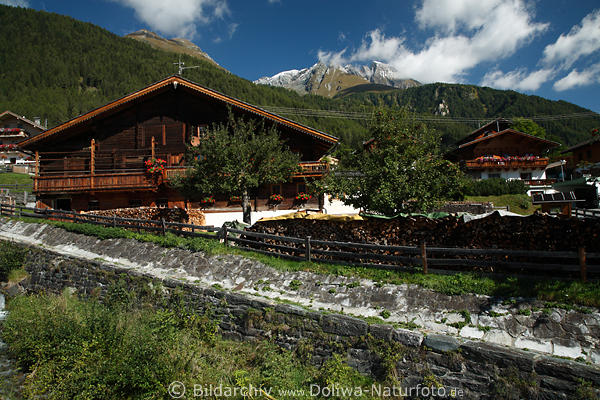 Bergdorf Obermauern Holzhuser am Nillbach mit Bergsicht auf Osttirol Alpen