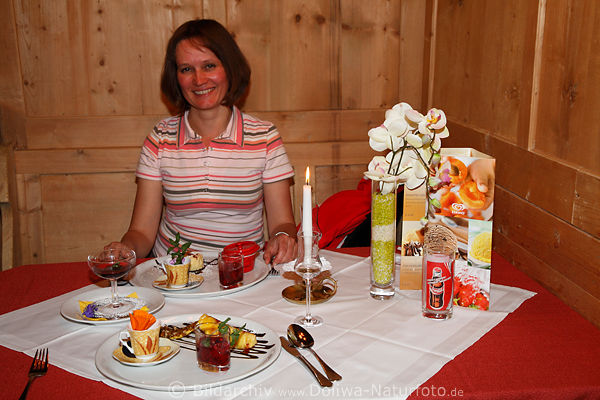 Dessert auf Tisch mit Touristin im Gasthaus Grovenediger Restaurant in Prgraten kulinarische highlights