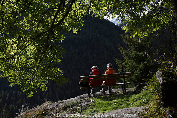 Wandererbank Touristen-Paar geniessen grne Natur Iseltal Bergausblick