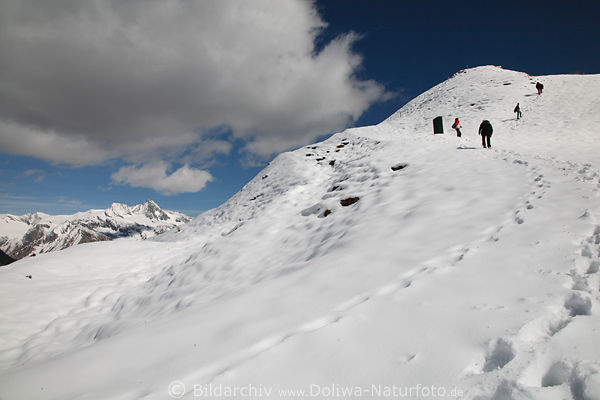 Schneewandern mit Blick auf Groglockner Alpenlandschaft Foto  Bergtour Winterbild von Cimaross