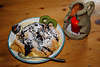 Stabanthtte schmackhaft ppiges Essen auf Holztischplatte Wandererfreude im Kerzenschein Foto