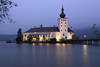 105280_Inselschloss Orth Lichter Spiegelung im Traunsee-Wasser Fotografie in Dmmerung-Nebel