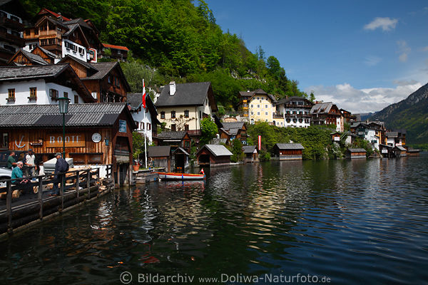 Hallstatt Wohnhuser am Bergseeufer Bootshtten am Hallsttter See Berghang Wassertafel Reisefoto