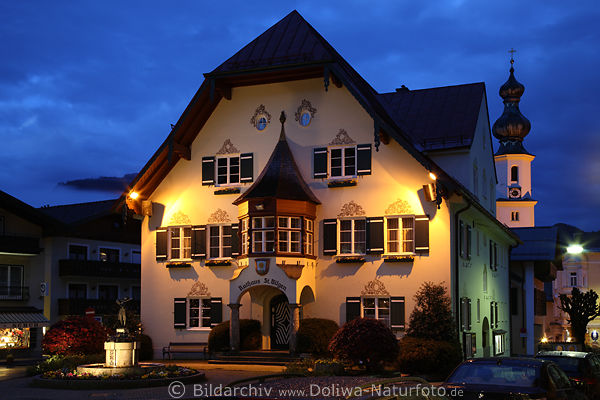 Rathaus St. Gilgen am Kirchturm Nachtlichter Romantik Urlaub am Wolfgangsee