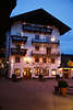 106189_ Seebckenhotel zum Weissen Hirschen rotblau Abendlichter Foto im historischen Stadtkern am Markt