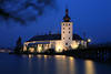 Inselschloss Orth Nachtlichter in Traunsee Wasser Bild Brcke Laternen Romantik unter Blauhimmel