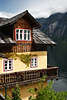 105693_Hallstatt alte Brgerhuser mit Holzdchern & Holzbalkonen Foto ber Hallsttter See zwischen Bergen