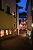 106192_ Altstadtgasse Bild Sankt Wolfgang Abendromantik Blaulichter Marktblick zum Seebckenhotel