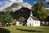Martinskapelle Foto aus Ehrwald vor Wettersteinmassiv, Tirol Alpenstadt Berglandschaft Herbstbild