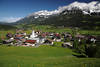 1300391_Ellmau Dorfhuser grnes Tal Foto Panorama Blick am Wilder Kaiser Bergkette Landschaftsbild