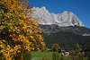 006106_Going Huser in Natur Herbstfarben unter Wilder Kaiser Felsen Bergmassiv Blick Landschaftsfotos
