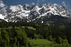 1300398_Kaisergebirge Felsmassiv Gipfel mit Schnee Foto ber grnes Bergland Alme Htten
