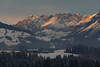 815824_ Htten in Schnee unter Kaisergebirge, Alpen Bergmassiv  Winterlandschaft Foto