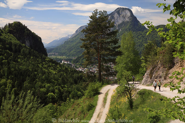 Bergweg Alpenlandschaft Kufstein Natur Frhling Wanderer in Kaisergebirge Pendling-Sicht