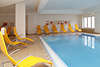 816075_ Schwimmbad mit Liegesthlen Foto von SPA & Wellness-Bereich des Hotel Steinplatte in Waidring