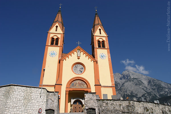 Telfskirche historischer Sakralbau Doppeltrme Mauer Berg Blauhimmel