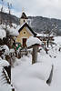 815794_ Kapelle am Wiesensee verschneit in Schnee, hinter Zaun gegenber Gasthof Wiesenseehof
