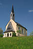 Kapelle auf Wiese Oberfallenberg blhende Gelbblumen Frhlingsfoto am Blauhimmel 