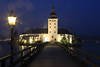 Seeschloss Orth Traunsee Inselbrücke Nachtromantik Foto Gmunden Urlaub Reise Ausflugsziel