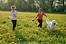 Girls mit Hund Blumenwiese Frühlingslauf