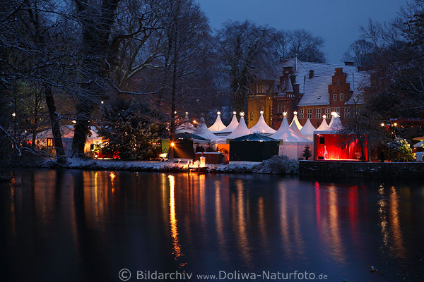 Bergedorf castle palace christmas market photo Hamburg winter city parc nightly lights reflection in water