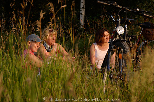  Three womans sun enjoy photo girls into grass & sunset light by bike-tour stop in nature